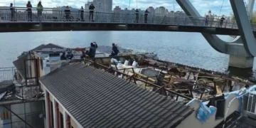 Під мостом-хвилею на Оболоні плив будинок без даху: деталі спецоперації «Десант» (відео)