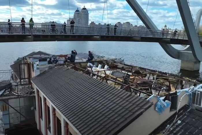 Під мостом-хвилею на Оболоні плив будинок без даху: деталі спецоперації &laquo;Десант&raquo; (відео)