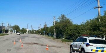 На Красилівщині пенсіонер потрапив під авто: чоловіка госпіталізували