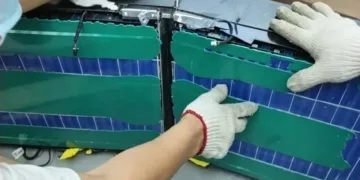 “Болгарка” проти BYD: як блогери 8 годин намагалися розібрати Blade Battery нового покоління