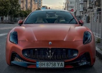 “Блискавка” з тризубом: у Києві помітили спортивний електрокар з Італії на 760 сил (ФОТО)
