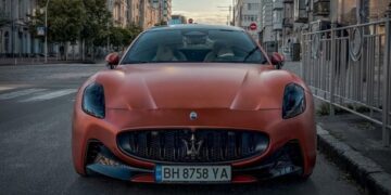“Блискавка” з тризубом: у Києві помітили спортивний електрокар з Італії на 760 сил (ФОТО)