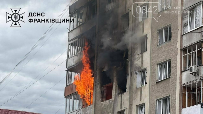 Пекло у багатоповерхівці: у Франківську палали два поверхи після ворожої атаки (ФОТО)