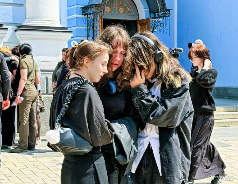 Київ попрощався з доньками полеглого захисника, яких вбила російська ракета 14 травня (фото)