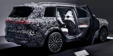Розкіш на колесах: Audi показав салон найбільшого і найдорожчого позашляховика (ВІДЕО)