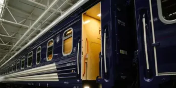 Сталися суттєві затримки і зміни у русі поїздів на Дніпропетровщині через ворожу атаку