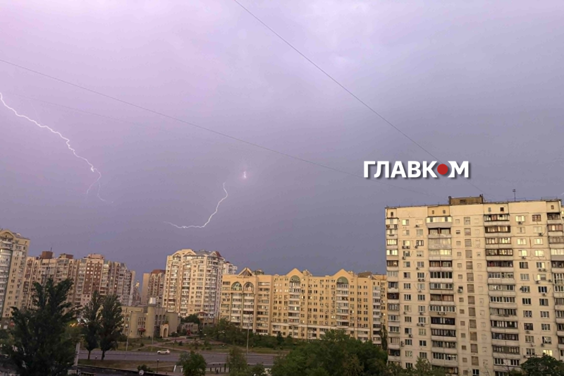 Київ накрила негода (фото, відео)