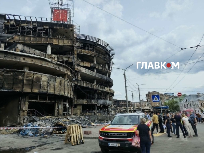 Знищені ринок та ТРЦ: як Лук'янівка оговтується після жахливого удару РФ. Фоторепортаж