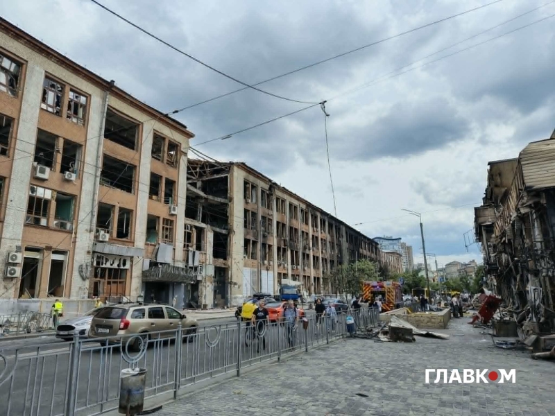 Знищені ринок та ТРЦ: як Лук'янівка оговтується після жахливого удару РФ. Фоторепортаж