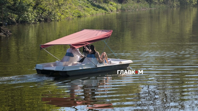 У Києві відкрито пляжний сезон, люди масово ринулись до водойм (фоторепортаж)