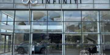 Ворожий дрон пошкодив автосалон Infiniti у Харкові