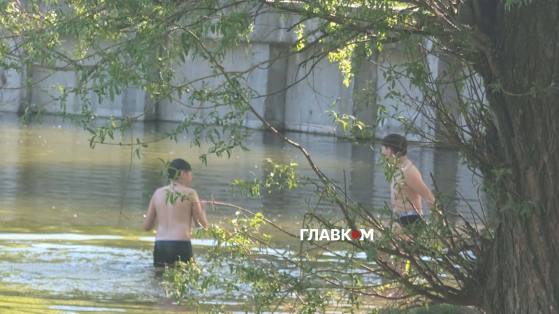 У Києві відкрито пляжний сезон, люди масово ринулись до водойм (фоторепортаж)