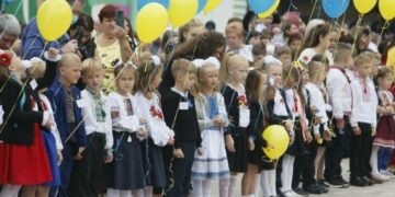 Українські школи стрімко порожніють: кількість першокласників обвалилася на 62 тисячі