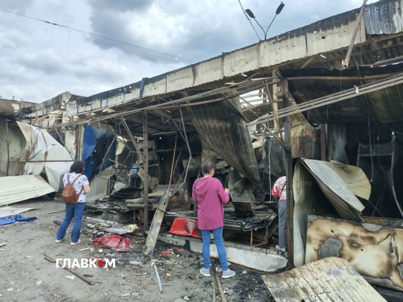 Знищені ринок та ТРЦ: як Лук'янівка оговтується після жахливого удару РФ. Фоторепортаж