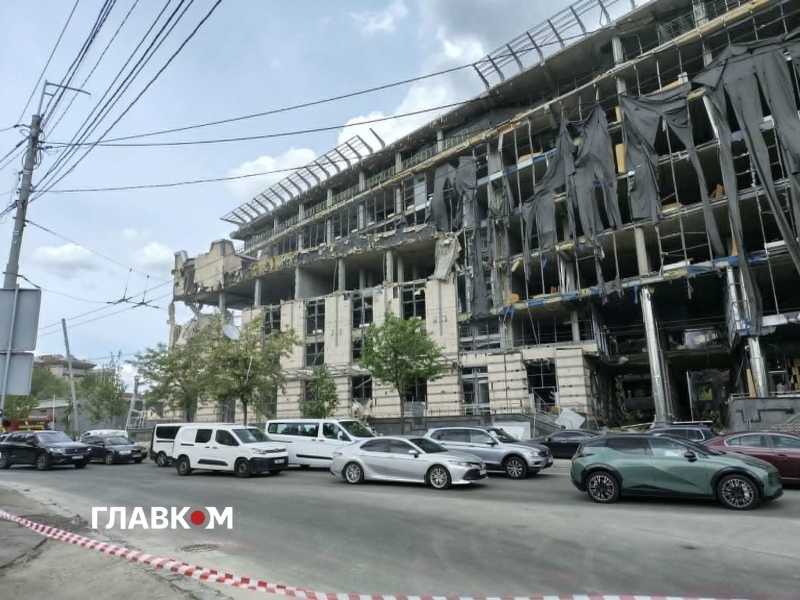 Знищені ринок та ТРЦ: як Лук'янівка оговтується після жахливого удару РФ. Фоторепортаж