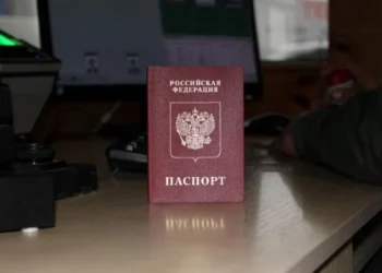 У Луганську окупанти шантажують українців вилученням житла, змушуючи отримувати російські паспорти