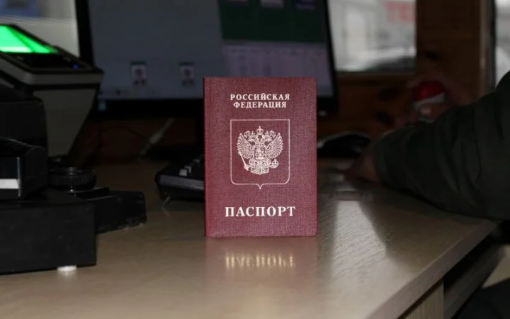 У Луганську окупанти шантажують українців вилученням житла, змушуючи отримувати російські паспорти
