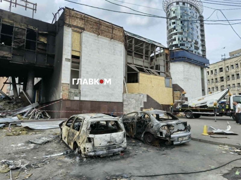 Знищені ринок та ТРЦ: як Лук'янівка оговтується після жахливого удару РФ. Фоторепортаж