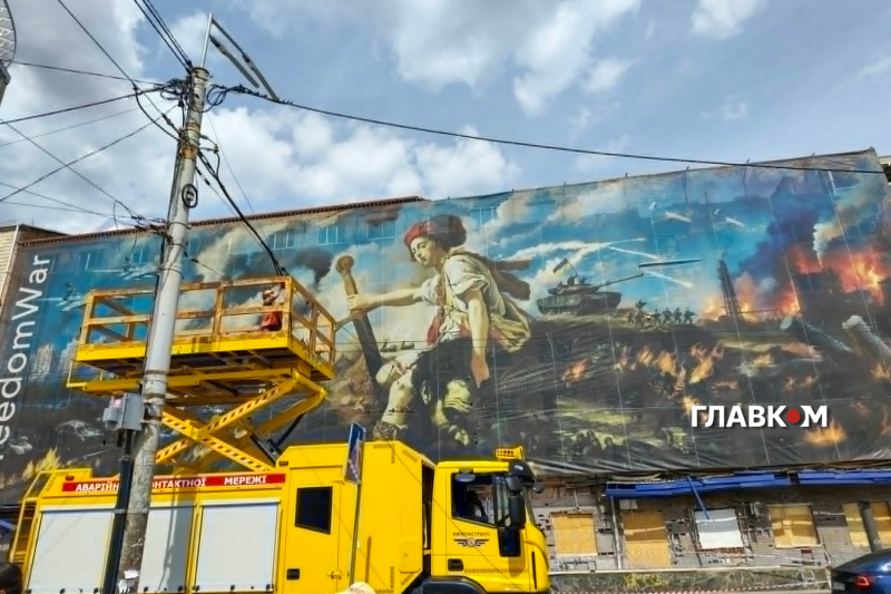 На Лук'янівці після атаки РФ вцілів пророчий банер (фото)