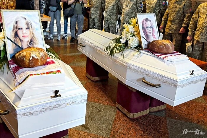 Київ попрощався з доньками полеглого захисника, яких вбила російська ракета 14 травня (фото)