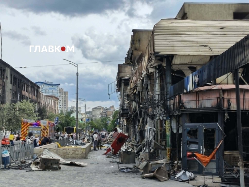 Знищені ринок та ТРЦ: як Лук'янівка оговтується після жахливого удару РФ. Фоторепортаж