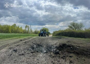 В ДСНС показали фото наслідків авіаційної атаки на Запорізький район