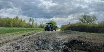 В ДСНС показали фото наслідків авіаційної атаки на Запорізький район