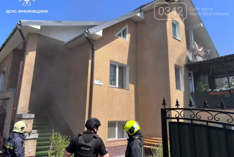 На Прикарпатті горів приватний будинок: рятувальники оперативно ліквідували пожежу (ФОТО)