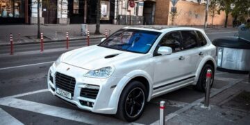 700-сильний монстр: у Києві помітили заряджений кросовер Porsche 2000-х (ФОТО)