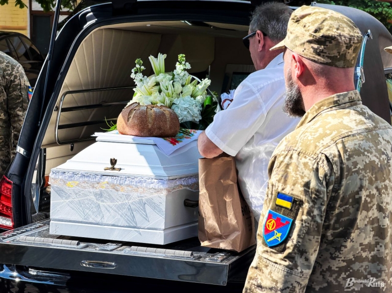 Київ попрощався з доньками полеглого захисника, яких вбила російська ракета 14 травня (фото)