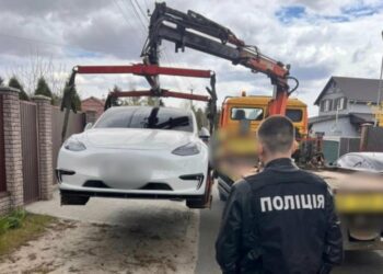 Преміум-авто і мільйони готівки: масові обшуки у ТЦК в 16 регіонах України (фото)