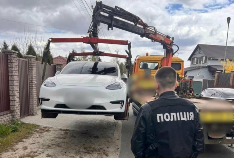 Преміум-авто і мільйони готівки: масові обшуки у ТЦК в 16 регіонах України (фото)