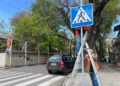 Перед літом в Одесі оновлюють дорожні огорожі та світлофори