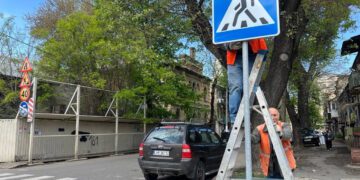 Перед літом в Одесі оновлюють дорожні огорожі та світлофори