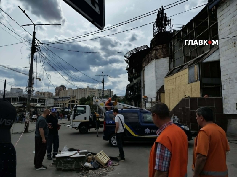 Знищені ринок та ТРЦ: як Лук'янівка оговтується після жахливого удару РФ. Фоторепортаж
