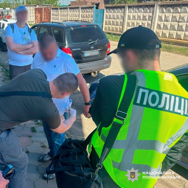 Служба в тилу за валюту: на Хмельниччині Нацполіція затримала двох зловмисників, які торгували військовими посадами