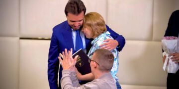Нове життя в Одесі: переселенцям із окупованих міст вручили житло