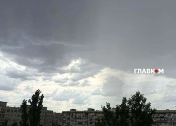 Негода вирує третій день: Київ та область накрили грози, град і ураганний вітер