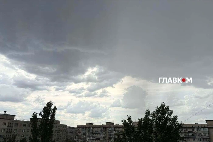 Негода вирує третій день: Київ та область накрили грози, град і ураганний вітер
