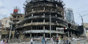 Знищені ринок та ТРЦ: як Лук’янівка оговтується після жахливого удару РФ. Фоторепортаж