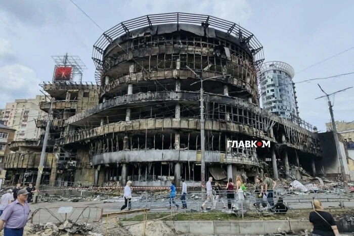 Знищені ринок та ТРЦ: як Лук'янівка оговтується після жахливого удару РФ. Фоторепортаж