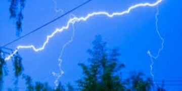 “Град та шквали вітру 15 м/с”: нова негода ввірветься в регіон України, синоптики кажуть про грозу і дощ