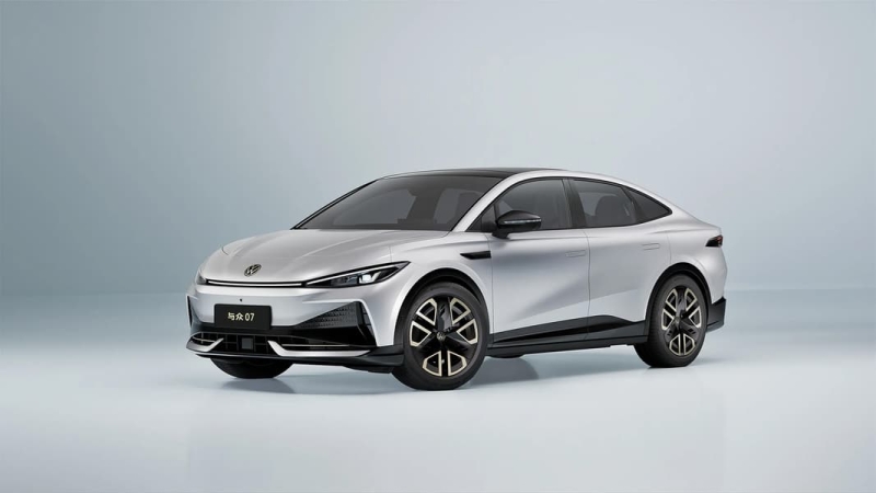 Volkswagen ID. Unyx 07: німецький шильдик із китайськими технологіями та трьома екранами