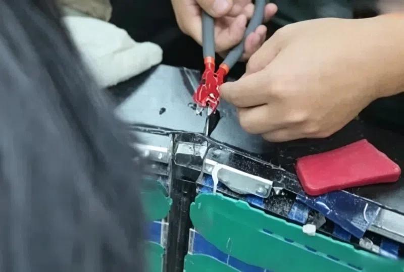 "Болгарка" проти BYD: як блогери 8 годин намагалися розібрати Blade Battery нового покоління