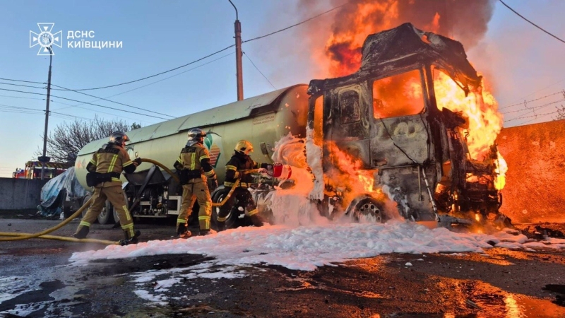 Нічна атака на Київщину: ворог ударив по житловому сектору, є поранені