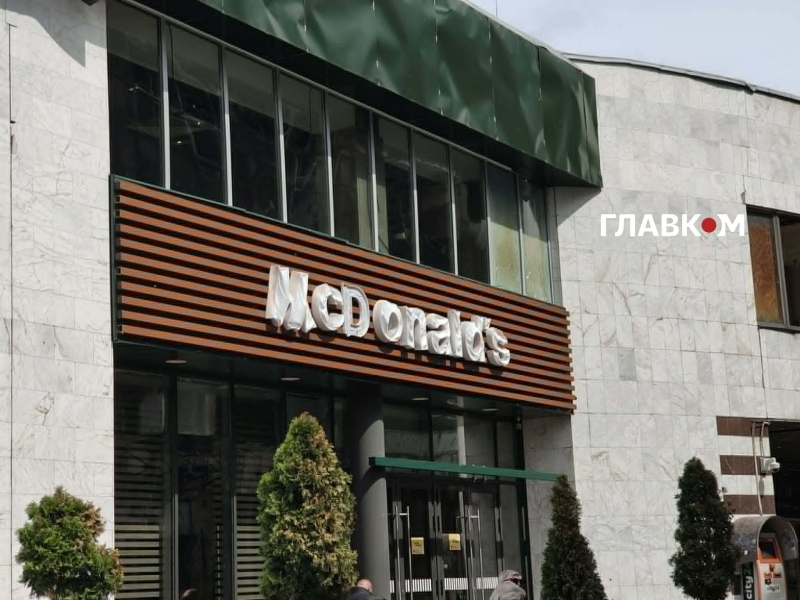 Знищені ринок та ТРЦ: як Лук'янівка оговтується після жахливого удару РФ. Фоторепортаж