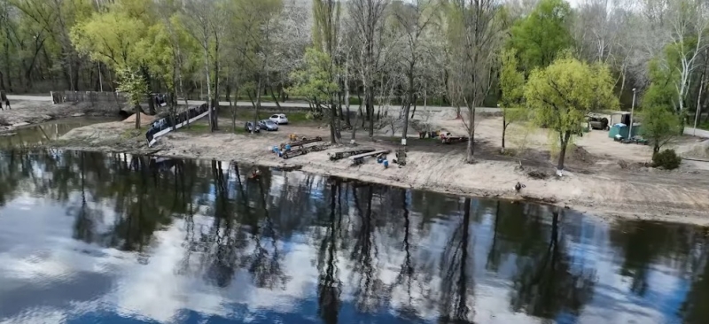 Під мостом-хвилею на Оболоні плив будинок без даху: деталі спецоперації &laquo;Десант&raquo; (відео)