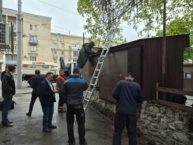У центрі Запоріжжя прибрали два незаконних МАФи