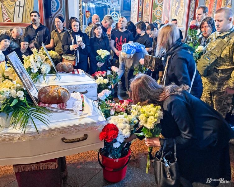 Київ попрощався з доньками полеглого захисника, яких вбила російська ракета 14 травня (фото)