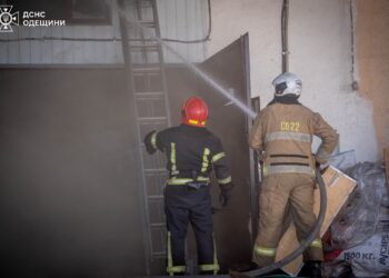 У Хаджибейському районі вогонь охопив прибудову до складських приміщень